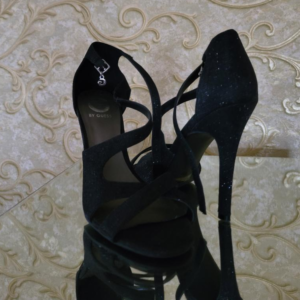 Guess – US size 8.5