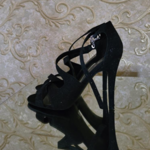 Guess – US size 8.5